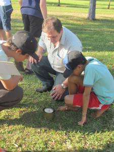 Professor Paulo ensinando a localização por meio dos astros