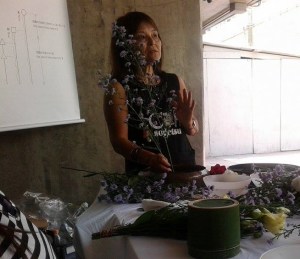Emiko Ide, da Associação Brasileira de Ikebana, dando oficina na estação do Metrô Liberdade. Foto: Dulce Moraes/ComuniccaoInNatura